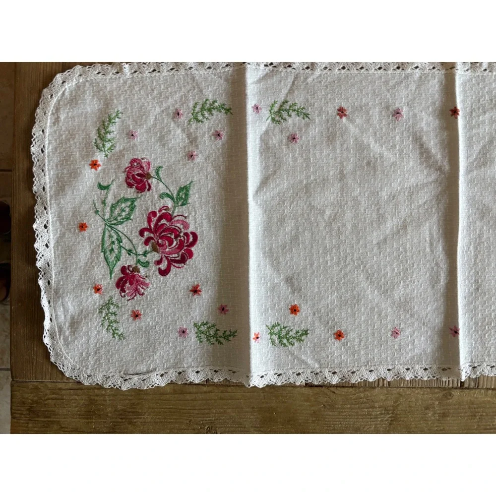 Vintage Hand Embroidered Floral Table Runner Lace Trim Cottagecore Cream 36x14.5